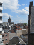 844313 Gezicht over een gedeelte van de Utrechtse binnenstad, met op de achtergrond de toren van de Buurkerk, vanuit ...